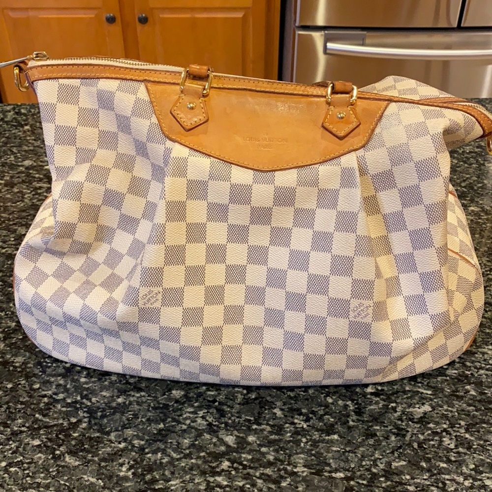 Louis Vuitton Purse - Picture 5 of 5